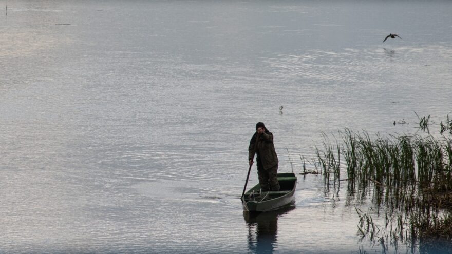 Rybaření na řece Narew je velmi populární. Rybáři používají specificky tvarované lodě a pohánějí je bidlováním.