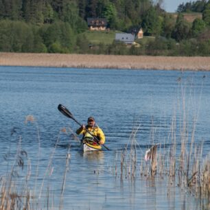 Jezero Wigry nabízí pádlování na několik dní než skočíte do proudu řeky Czarna Hańcza.
