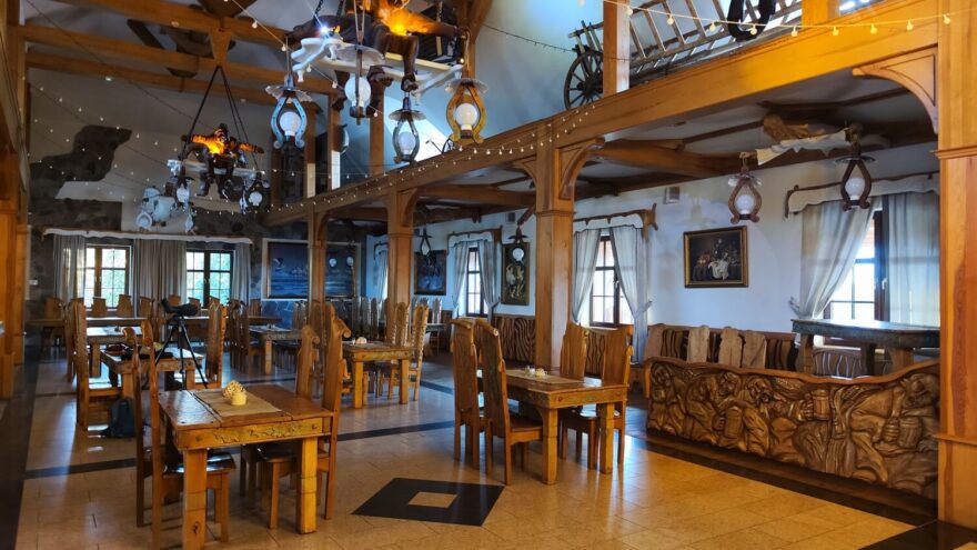 V Polsku nám všude chutnalo. A tady se jedlo i očima. Karczma Bartla ve městě Goniądz u řeky Biebrza.