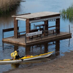 Kromě pádlování a pozorování ptáků můžete na řece Biebrza také rybařit z takovýchto člunů.