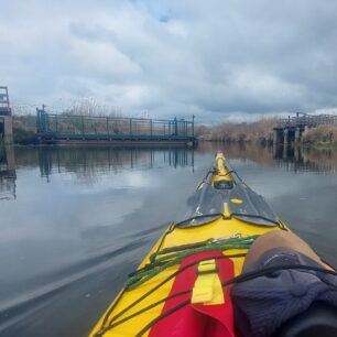 Unikátní možnost projít mokřady suchou nohou pomocí plovoucích pontonů na řece Narew.