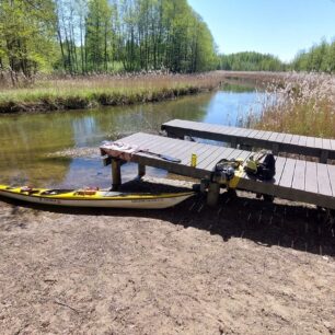 Luxusní zastavení včetně šupny na lodě na řece Czarna Hańcza.