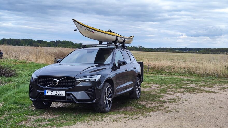 Volvo XC60 zvládlo terén i dálnici s lodí na střeše a stanem Thule na kouli na jedničku.