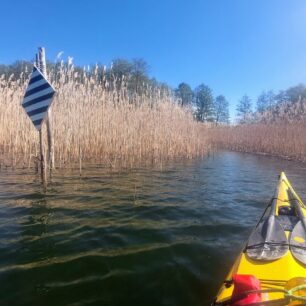 Vjezd na řeku Czarna Hańcza je naštěstí takto označen. Jinak by se v rákosí hledal jen velmi těžko.