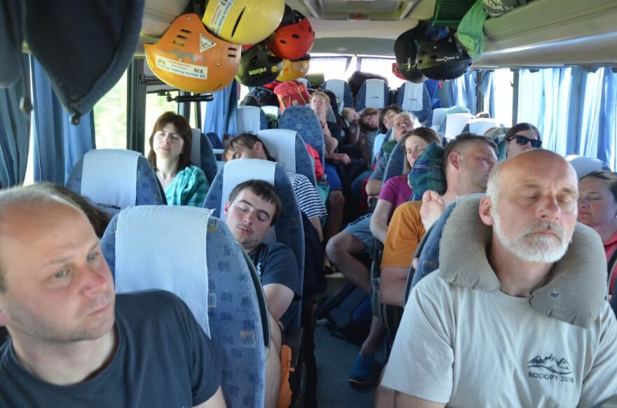 Autobusové zájezdy pořádají v oddílu dodnes. Foto je ze zájezdu v roce 2016.