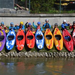 Oddíl má pro členy skvělé zázemí. Kupříkladu kajaků Dagger Dynamo vlastní několik desítek.