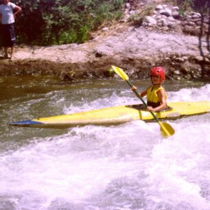 Jeden čas byly pro Slavii typické žluté dětské kajaky. Foto je z roku 1990.