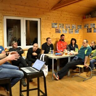 Coby předseda vede valnou hromadu oddílu BUDESPORT v nové klubovně. Rok 2024.