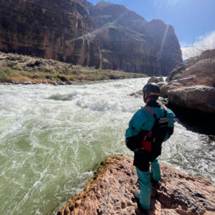 Rozmýšlení nad peřejí Lava Falls v Grand Canyonu.