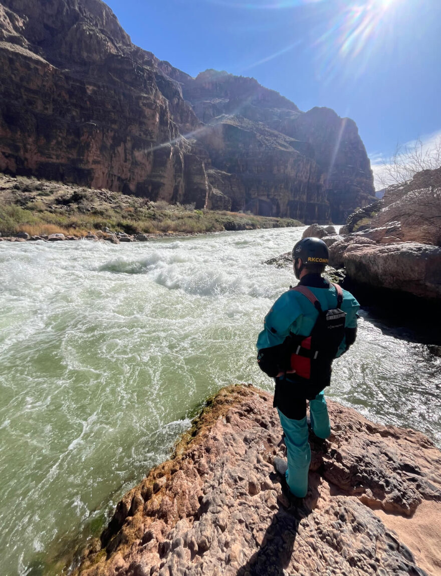Rozmýšlení nad peřejí Lava Falls v Grand Canyonu.