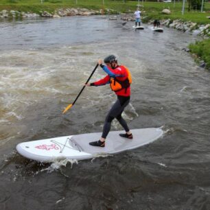 Poprvé s paddleboardem na divoké vodě. České Vrbné 2012.