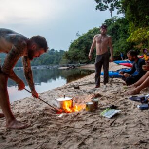 Oheň v tom vedru? Jíst se holt musí.