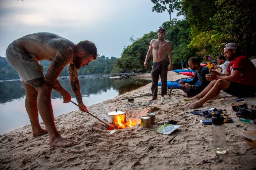 Oheň v tom vedru? Jíst se holt musí.