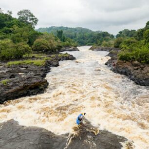 Adrian Mattern boofuje jeden z velkých válců, které jsme na řece potkali.