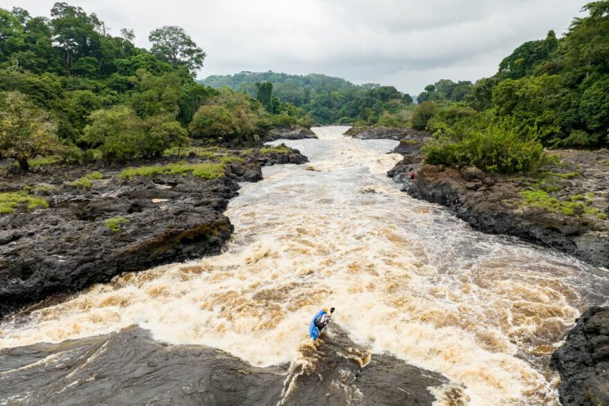 Adrian Mattern boofuje jeden z velkých válců, které jsme na řece potkali.