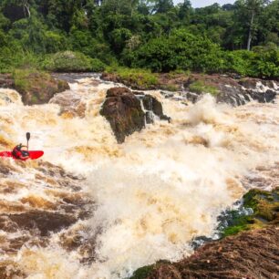 Kalob Grady brzy zmizí v dalším z obřích válců.