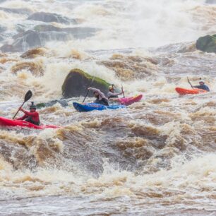 Poslední peřej na řece. Potom už to bylo jenom kousek po voleji do cíle.
