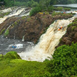 Bren Orton na jednom z méně vodnatých ramen řeky.