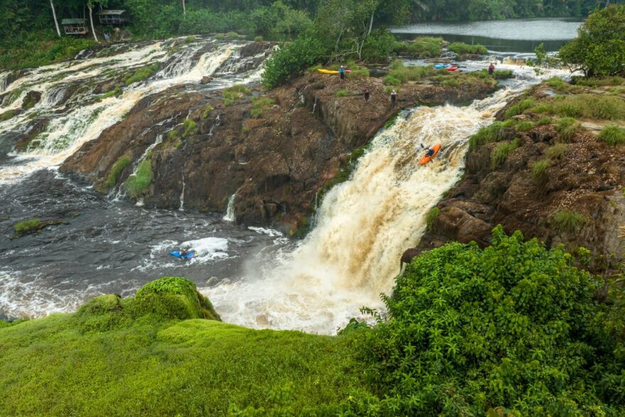 Bren Orton na jednom z méně vodnatých ramen řeky.