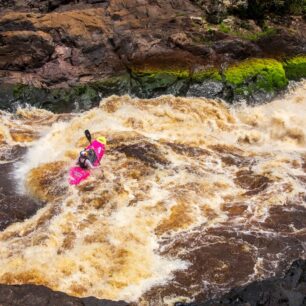 Dane Jackson najíždí do jedné z největších peřejí na řece.