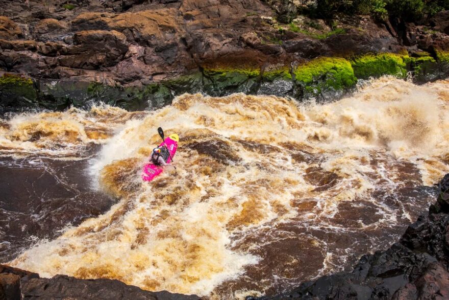 Dane Jackson najíždí do jedné z největších peřejí na řece.
