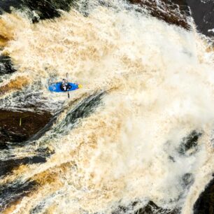 Adrian Mattern najíždí do nejvyššího vodopádu, který jsme na řece potkali.