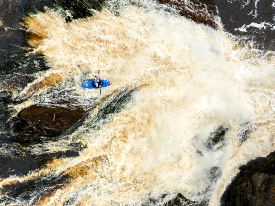 Adrian Mattern najíždí do nejvyššího vodopádu, který jsme na řece potkali.