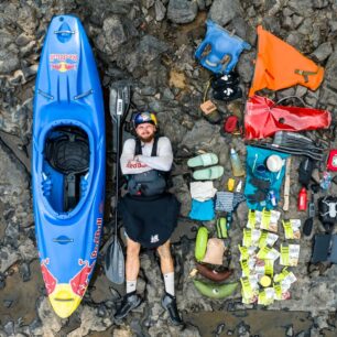 Výbava kajakáře na dva týdny v džungli.