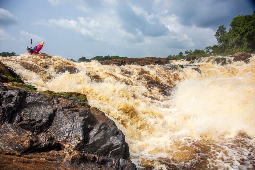 Dane Jackson na vodnatých peřejích jménem Mingouli.