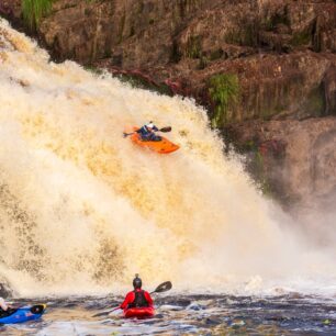 Bren Orton boofuje jeden z méně vodnatých skoků.