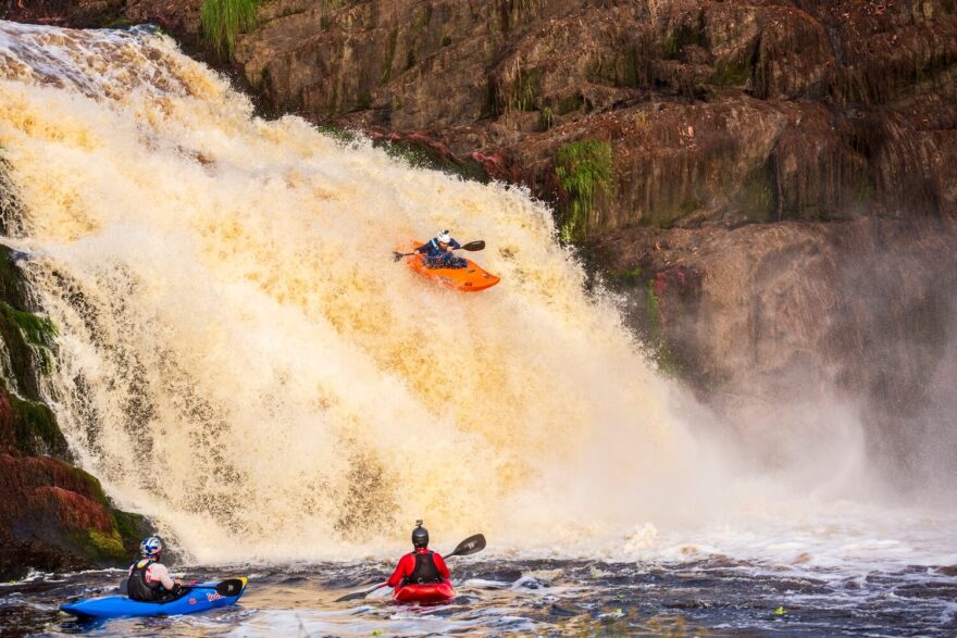 Bren Orton boofuje jeden z méně vodnatých skoků.