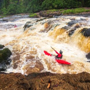 Kalob Grady na jednom z méně vodnatých ramen řeky.