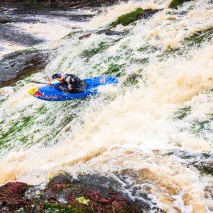 Adrian Mattern na slajdu, který byl celý porostlý řasami.