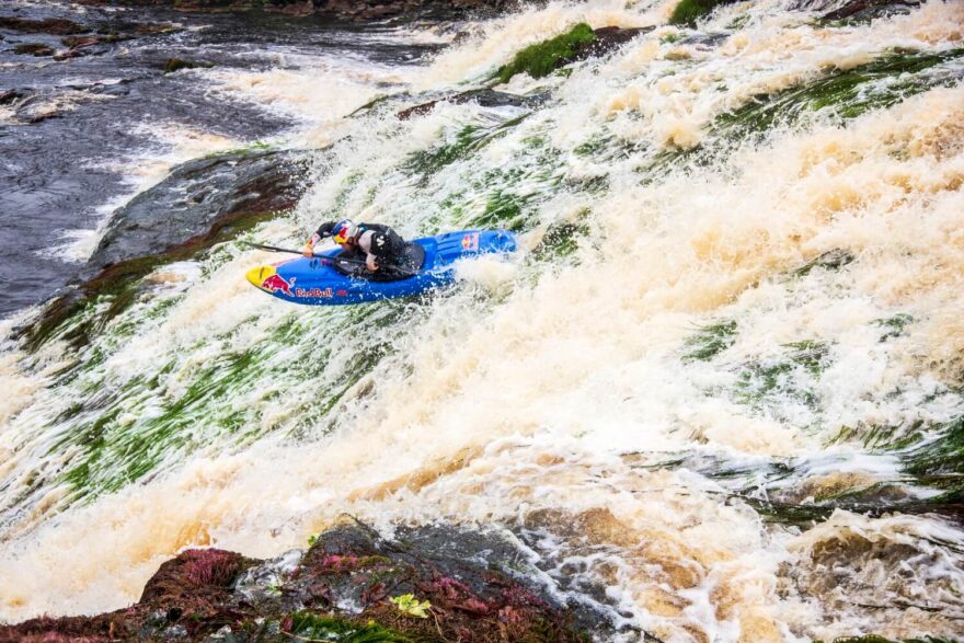Adrian Mattern na slajdu, který byl celý porostlý řasami.