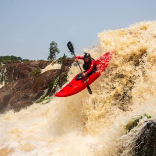 Kalob Grady na jednom z menších ramen peřejí Kongou Falls.