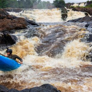 David Arnaud byl jedním z kameramanů výpravy, ale řadu peřejí si sjel taky.