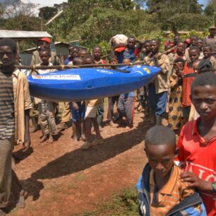 Zajíc za pomoci mužů z vesnice Shama zachránil svůj kajak z údolí řeky Dyntchia. Rok 2007.