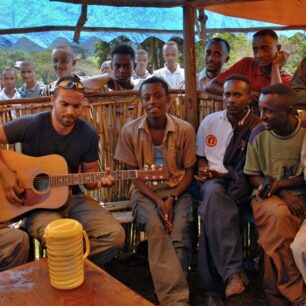 Miro Dušek a Pítrsova kytara, která zůstala v Shamě. Rok 2007.