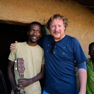 Pítrs se shledal se svojí kytarou po sedmnácti letech.