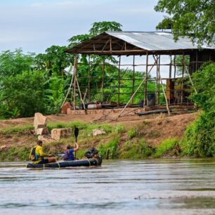 Zavlažovací technologie plantáží, která žene vodu z Oma desítky kilometrů daleko.