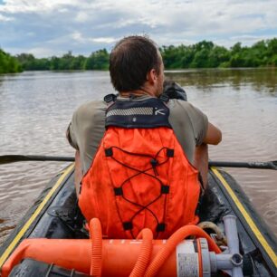Hladina Oma je klidná a voda rychle teče. Největším nebezpečím jsou hroši a krokodýli.