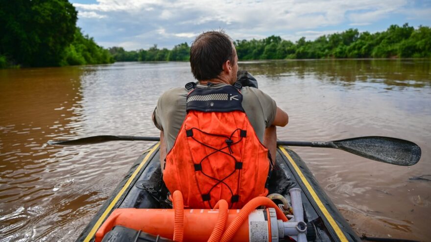 Hladina Oma je klidná a voda rychle teče. Největším nebezpečím jsou hroši a krokodýli.