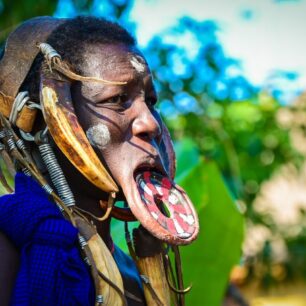 Okolní dolního toku řeky Omo obývá mnoho domorodých kmenů.