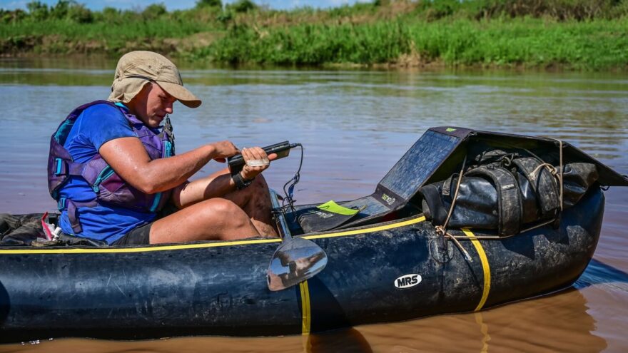 Peggy při každodenní rutině na Omu – dobíjení powerbank ze solárů.