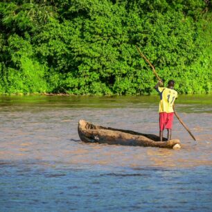 Rybář z kmene Nyangatong.