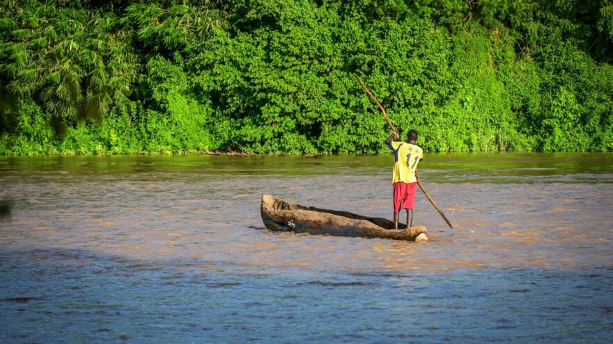 Rybář z kmene Nyangatong.