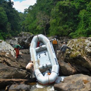 Zablokované koryto Dyntchiye a denní rutina s velice náročným přenášením bagáže a raftu. Rok 2007.