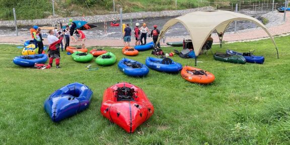 Test packraftů na kanále v Českém Vrbném