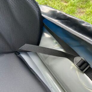 Zádová opěrka se dotahuje pomocí plochých popruhů provlečených skrz žebříčkové spony.