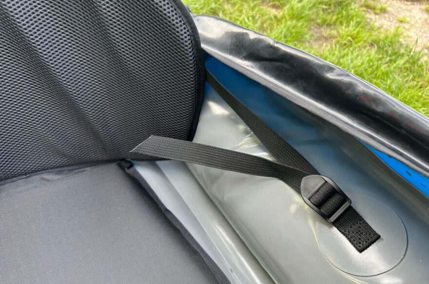 Zádová opěrka se dotahuje pomocí plochých popruhů provlečených skrz žebříčkové spony.